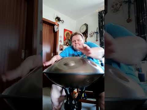 Nofretete tanzt um die Pyramide
