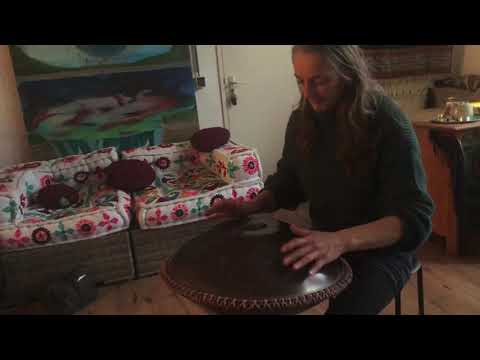 Esther speelt voor het eerst op haar nieuwe 8 toons A2 Celtic minor (stainless) PanBoeddha Handpan