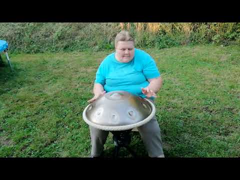 Handpan im Grünen