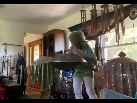 @thathandpanlady4510  🛸🎶 Playing a @TIFLIS_handpan in the scale of F2 🛸 Deep sound / Fast play 🎶🛸
