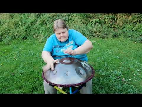 fröhliche Handpanklänge im Garten