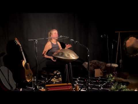 Lea Valentina - Over the Mountain (live in Weilheim played on a Meridian F Low Pygmy 19 handpan)