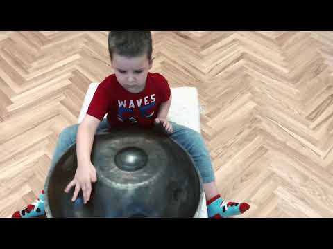 Вундеркинд играет на летающей тарелке! Ребёнка похитило НЛО на 8 минут! (Ханг, хэндпан, handpan)