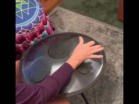 🛸🎶 That Handpan Lady doing some Nighttime Noodling ....🤫…Shhhhhh….Close your eyes!  🎶🛸