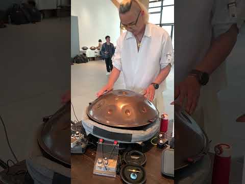 At the Asian Handpan Art Festival, Wang Chao Yue Men  is testing the Muling HMP-2 pickup.