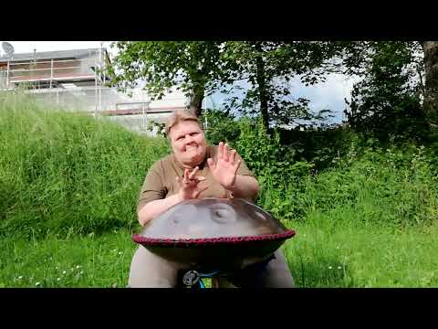 Die Grillen zirpen und die Vögel zwitschern zum Handpanklang
