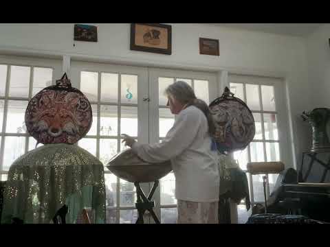 🛸🎶 That Handpan Lady 🎶🛸 on a lazy laid back wishy washy Wednesday morning.  Laundry vs Handpan!!