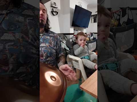 Baby v chilling to handpan